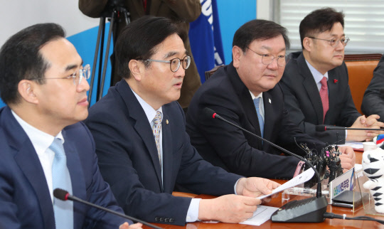 우원식 "최저임금 현실화 안정적 연착륙" 더불어민주당 우원식 원내대표가 6일 국회에서 열린 원내대책회의에서 "최저임금 현실화도 안정적 연착륙해 우리 경제가 사람중심 더불어 잘사는 경제되도록 힘써야 한다"고 발언하고 있다. 2018.2.6